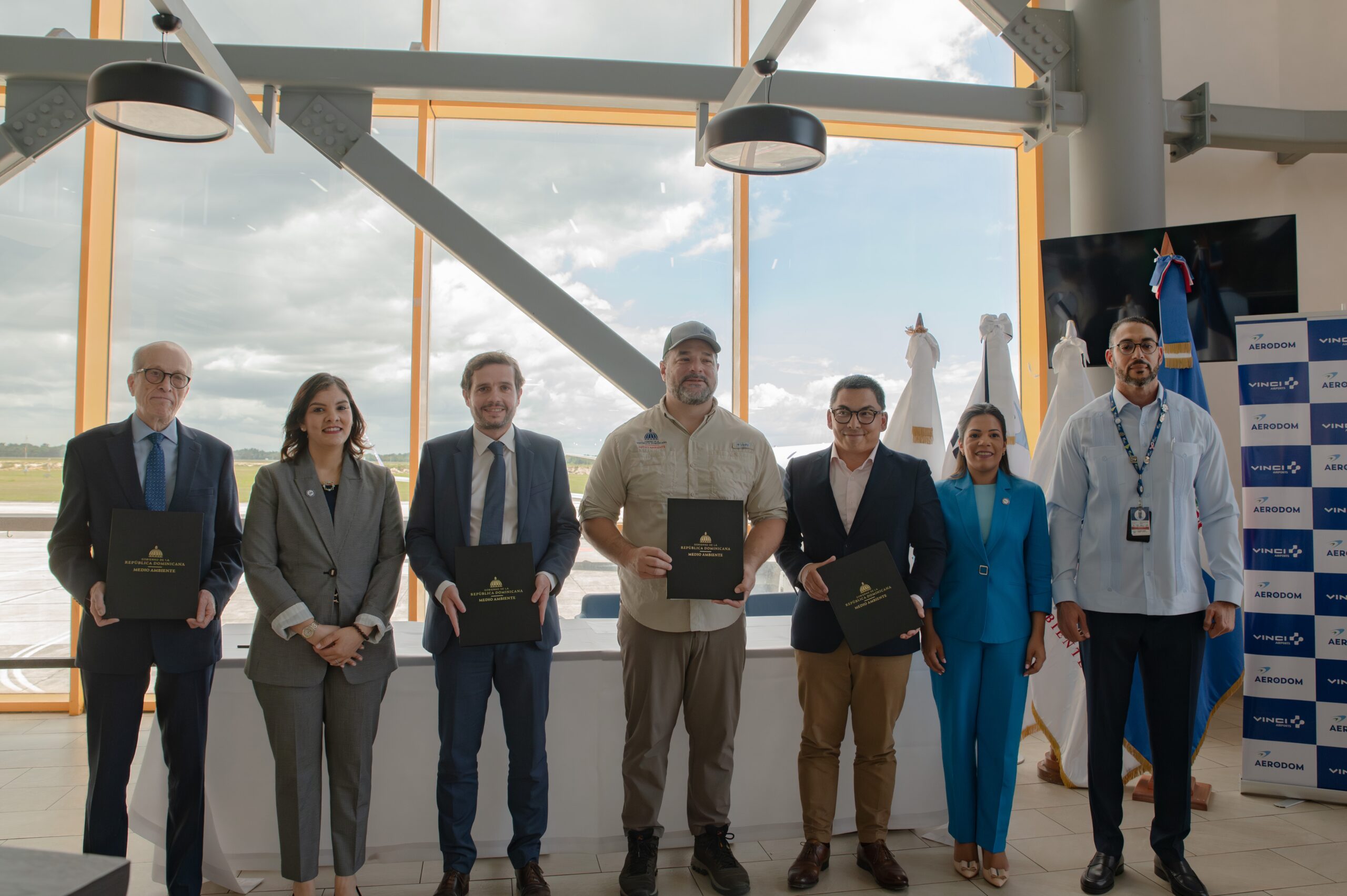 Ministerio de Medio Ambiente y Aerodom firman carta de intención para promover proyecto piloto de carbono azul