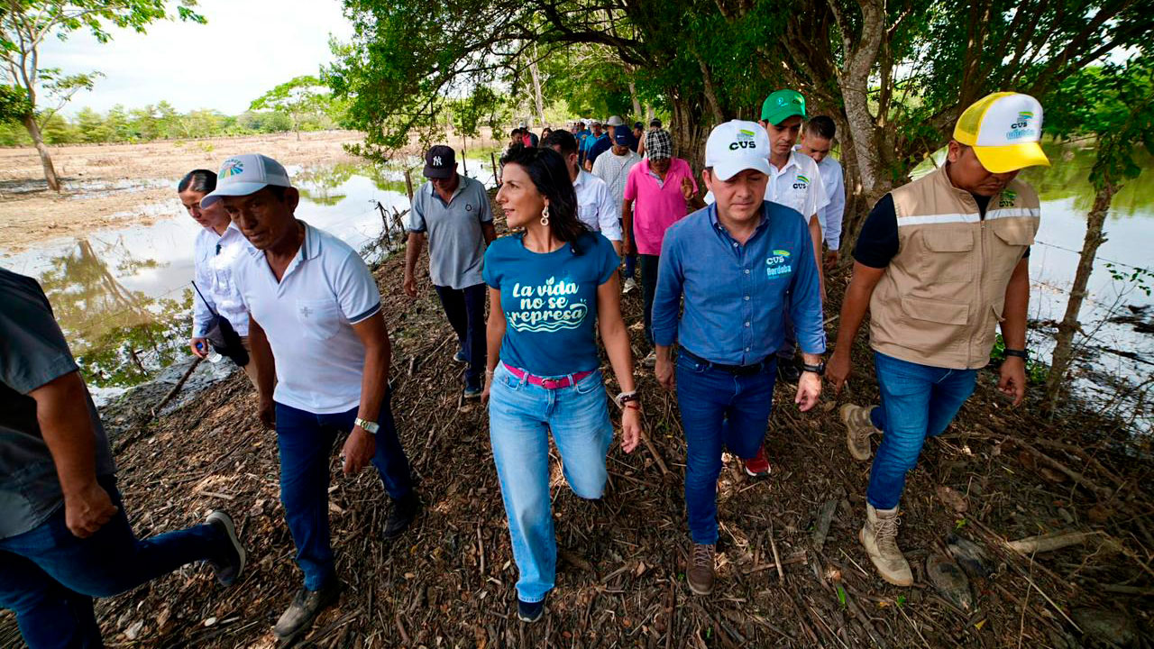 Autoridades derriban jarillones irregulares y entregan tierras a campesinos afectados por inundaciones en Córdoba