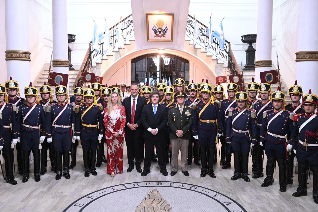 Milei encabeza acto por 214.º aniversario del Regimiento de Granaderos a Caballo “General San Martín”