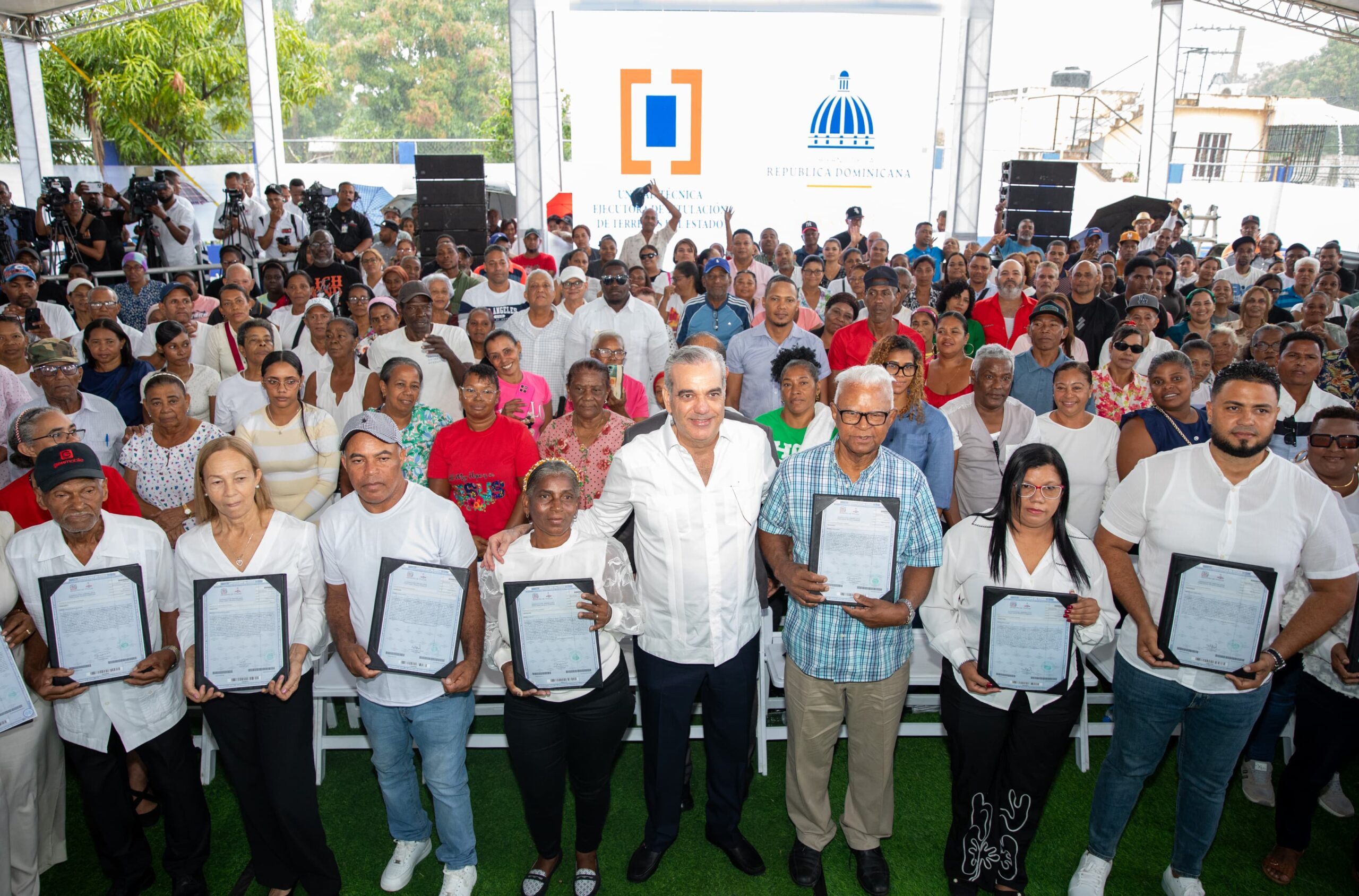 Presidente Abinader entrega 442 certificados de títulos de propiedad de 688 previstos en el proyecto Hato Nuevo II, en Los Alcarrizos, que benefician a 2,752 personas.
