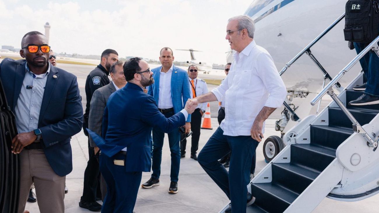 Abinader llega a Miami para participar en cumbre regional convocada por Donald Trump