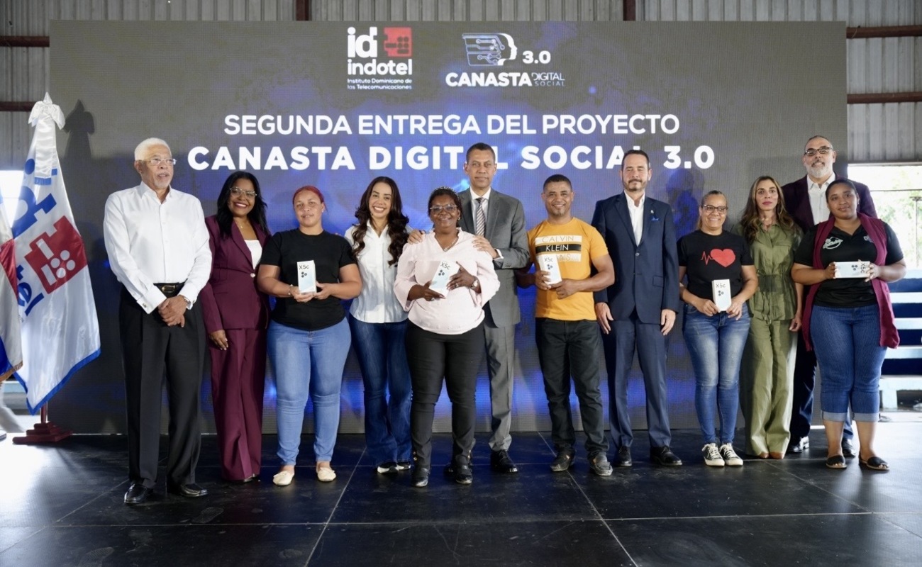 Indotel entrega Canasta Digital Social 3.0 a 1,000 residentes de Santo Domingo Norte