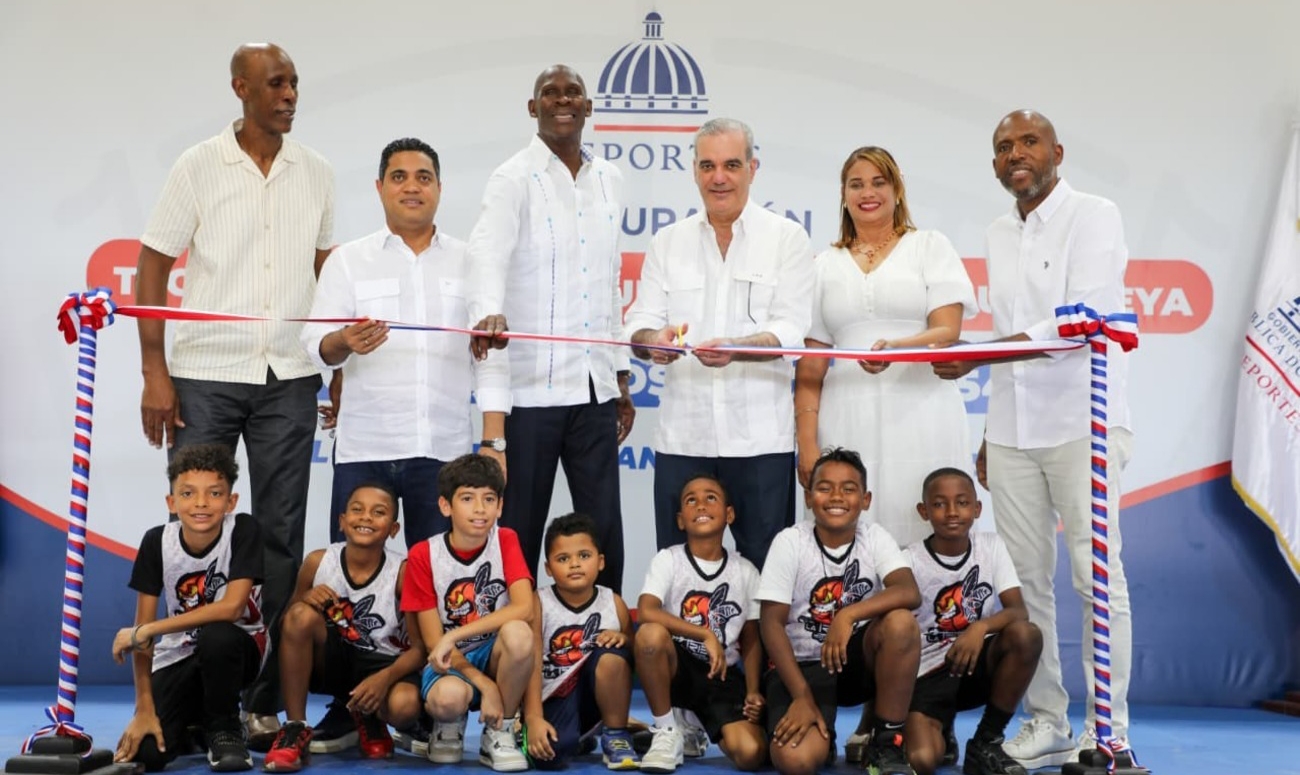 Abinader retoma agenda en comunidades tras rendición de cuentas con entrega del techado multiuso del Club La Tribu de Quisqueya, La Romana
