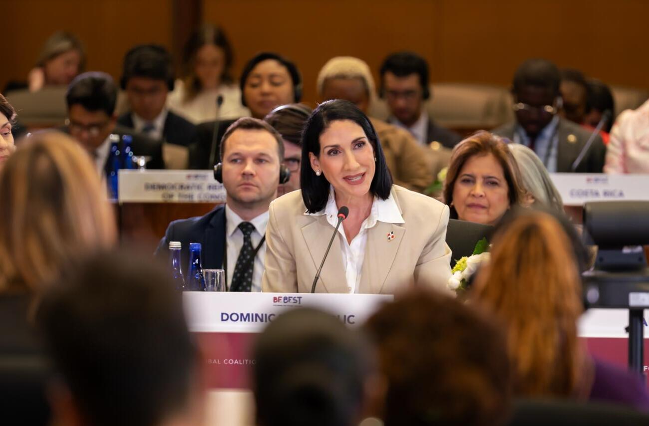 Primera dama expone en Washington sobre avances en tecnología educativa en el país