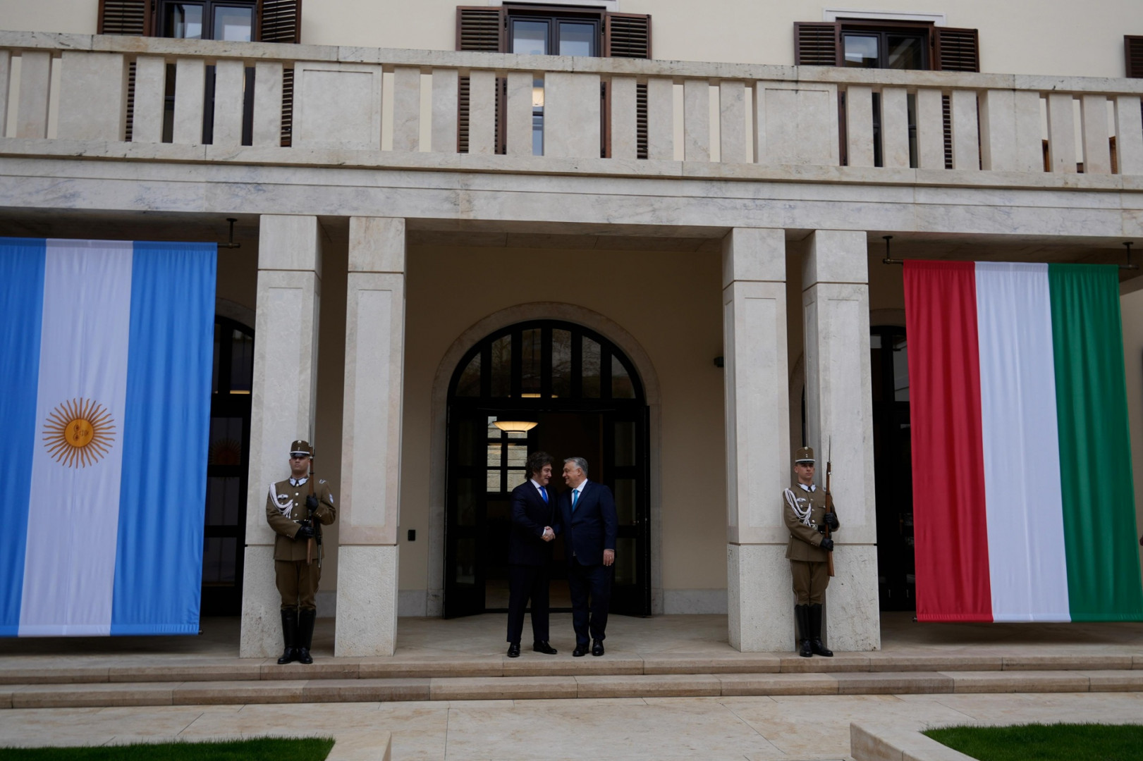 Milei es recibido por Viktor Orbán, primer ministro de Hungría