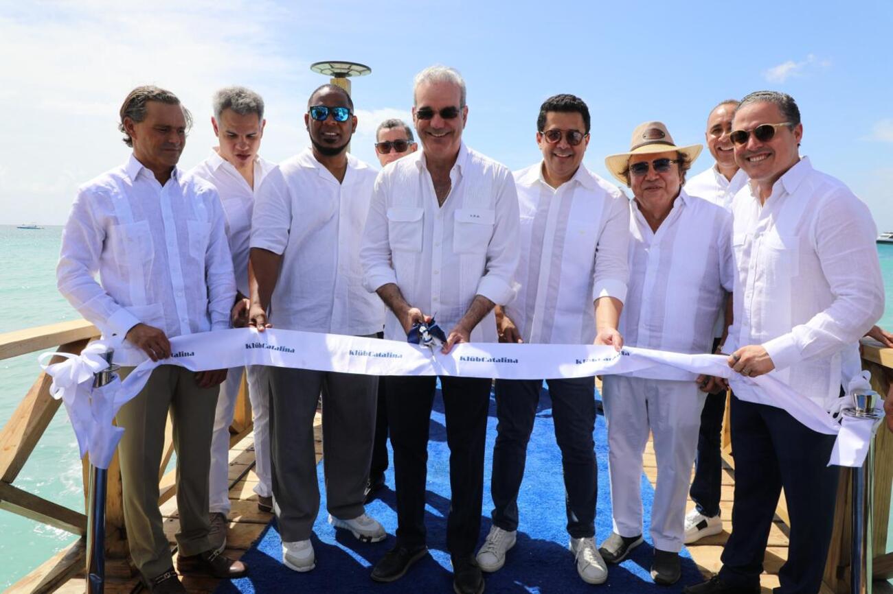 Presidente Luis Abinader inicia los trabajos del club de playa y inaugura el muelle turístico del Atelón en la Isla Catalina