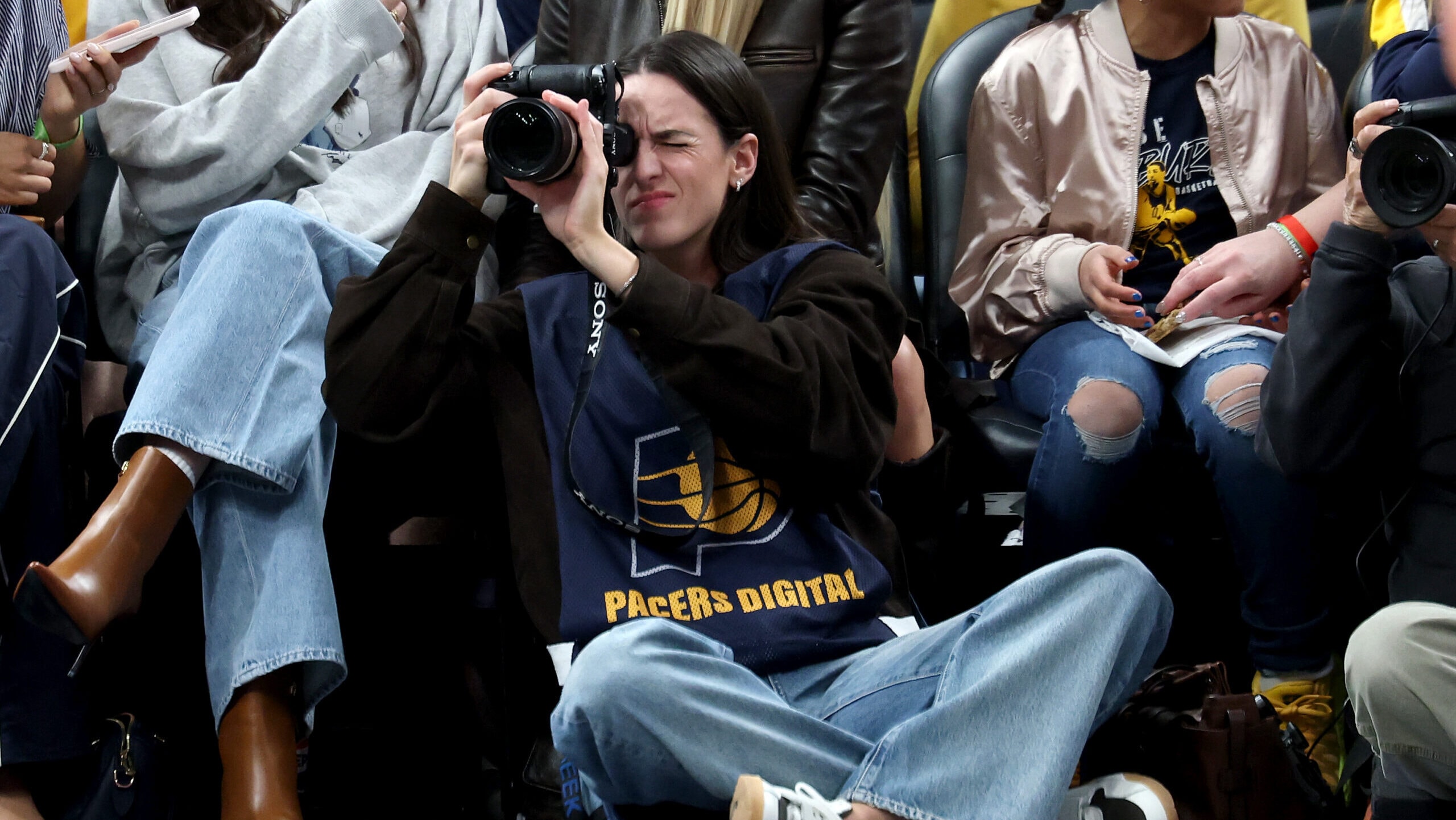 Caitlin Clark, fotógrafa de los Indiana Pacers, en Indianápolis, Estados Unidos