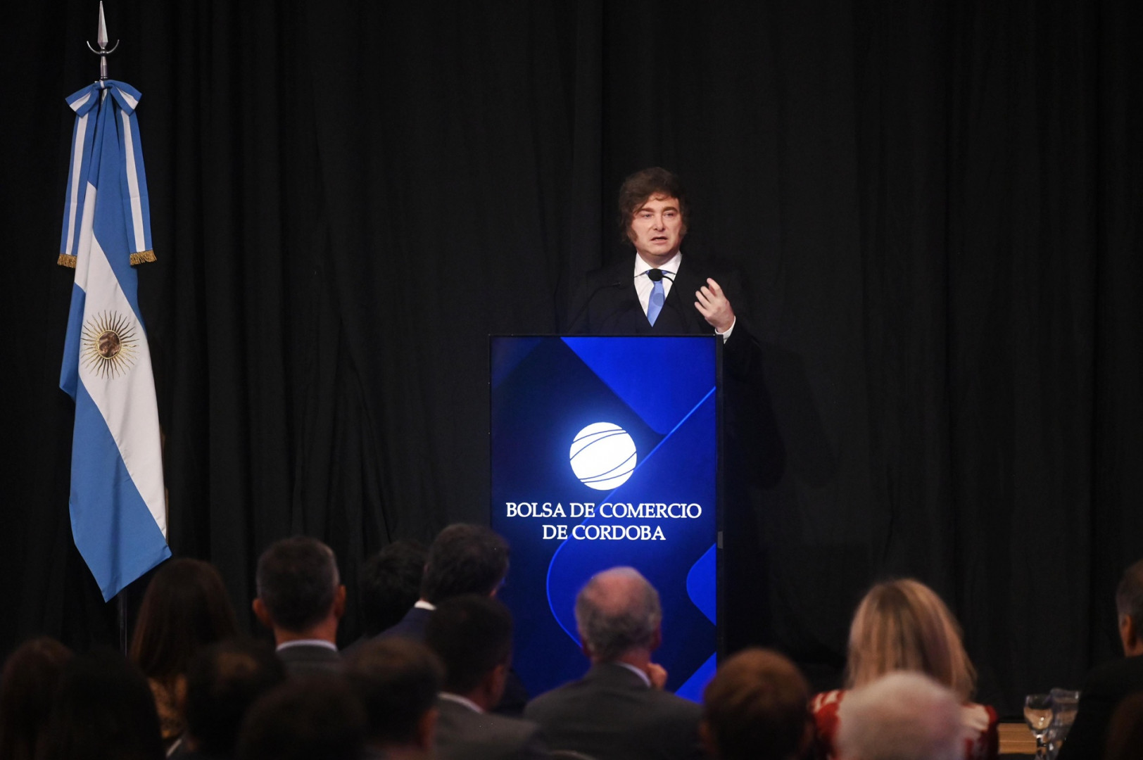 Milei dice en la Bolsa de Comercio de Córdoba que Argentina enfrenta una oportunidad para volver a crecer