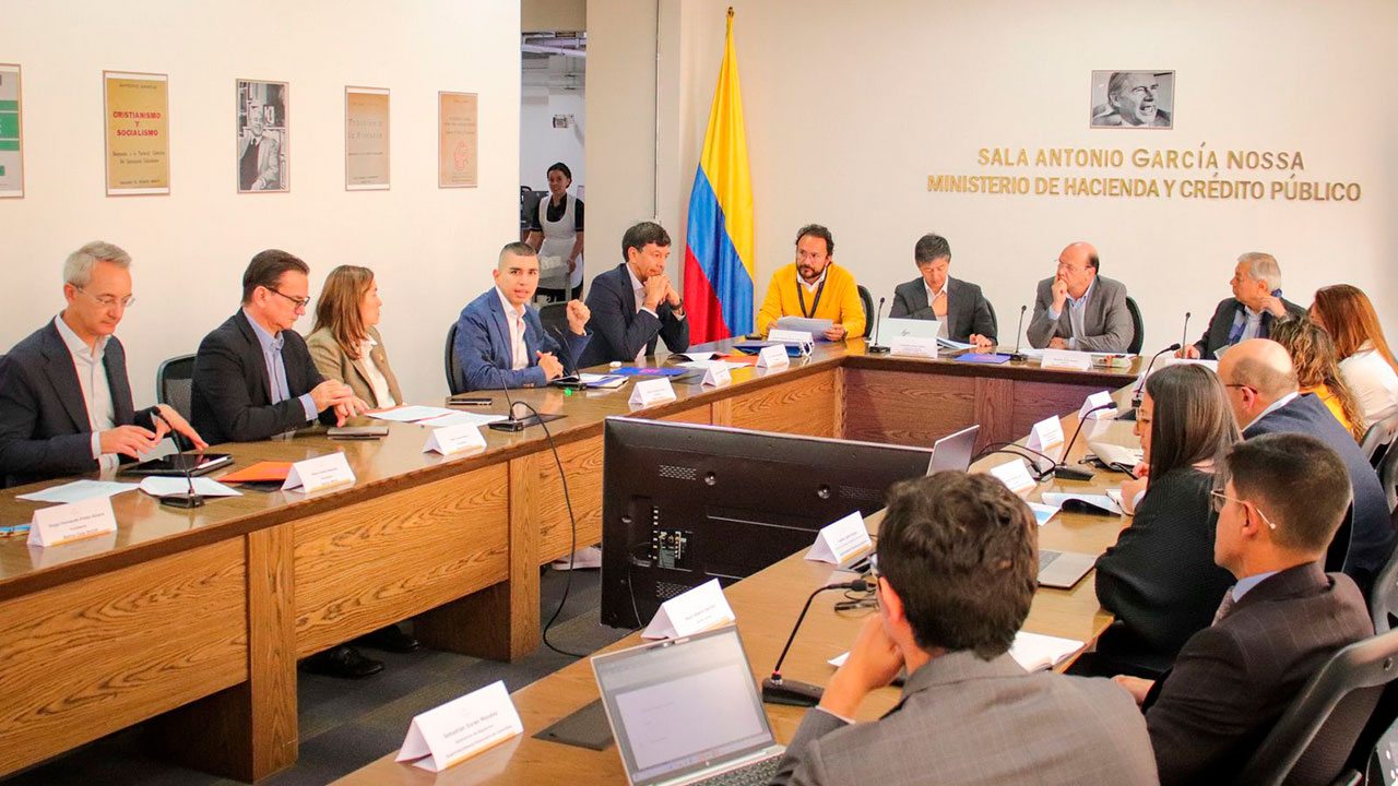 Gobierno nacional y sector financiero analizan fórmulas para canalizar recursos ante emergencia en el Caribe