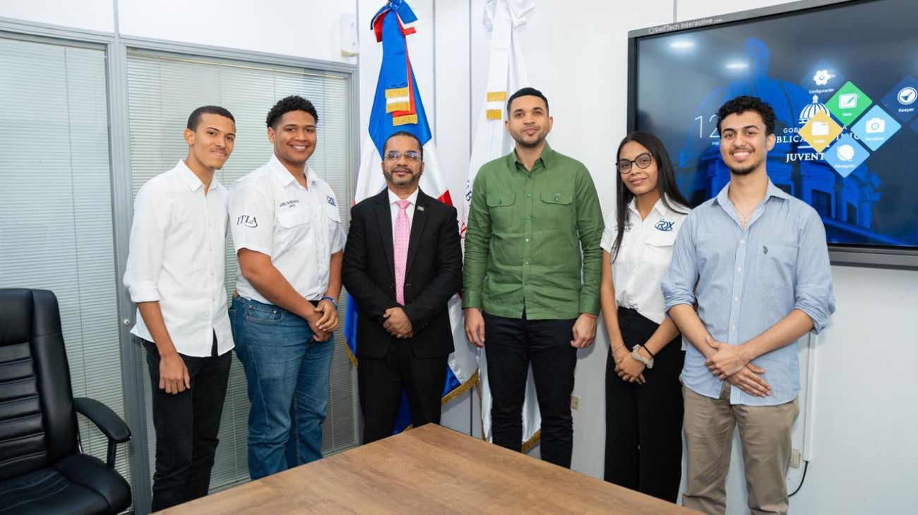 Ministro de la Juventud recibe a estudiantes del ITLA clasificados para competencia de la NASA