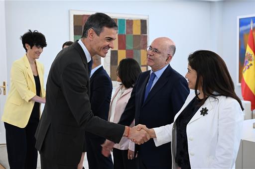 Presidente de España se reúne en Moncloa con migrantes regularizados y organizaciones que trabajan en este ámbito