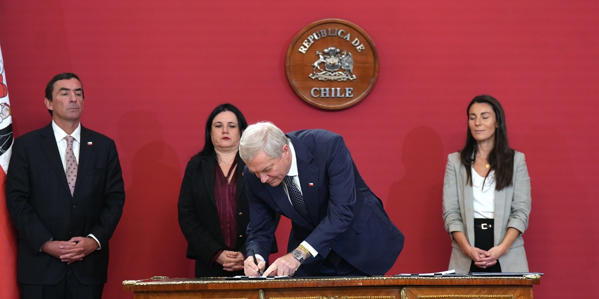 Kast firma proyectos para fortalecer seguridad educativa; afirma que la vida de los niños no tiene color político