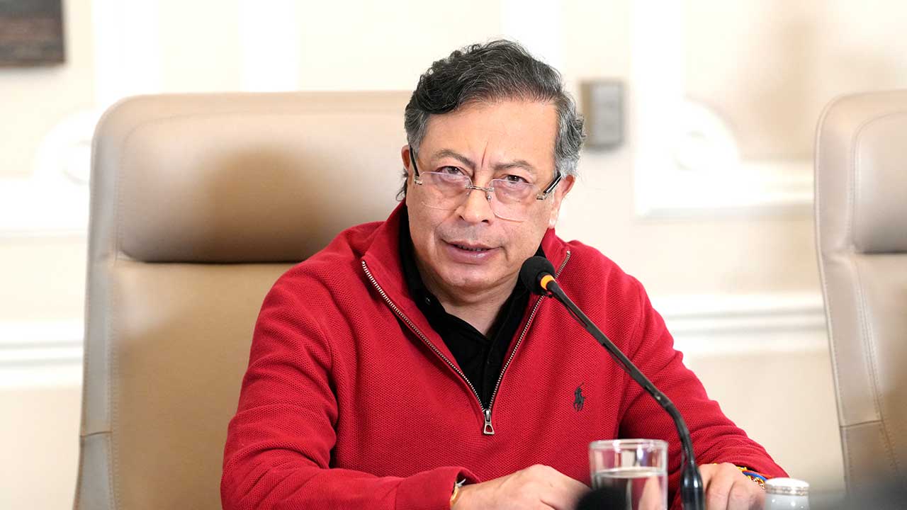 Presidente de Colombia dice que se ha logrado subir el consumo y defiende el salario como motor económico