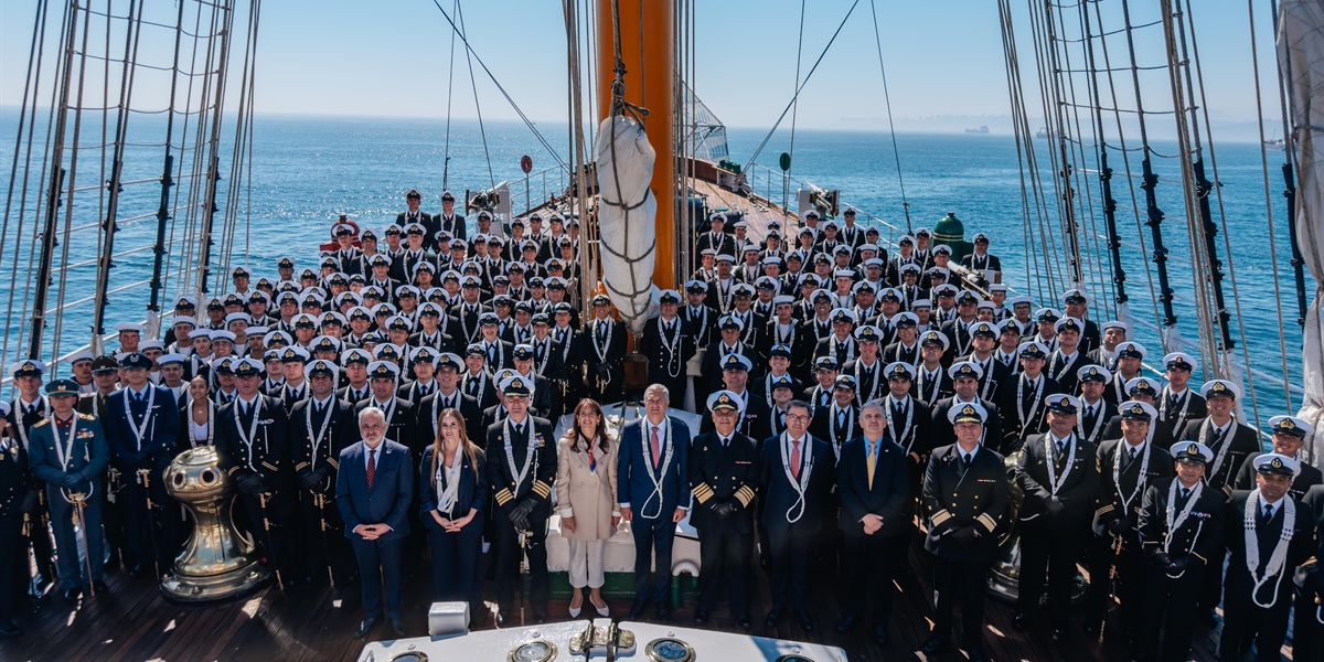 Presidente de la República chileno encabeza despedida de la dotación del Buque Escuela Esmeralda, previo a su 70° Crucero de Instrucción