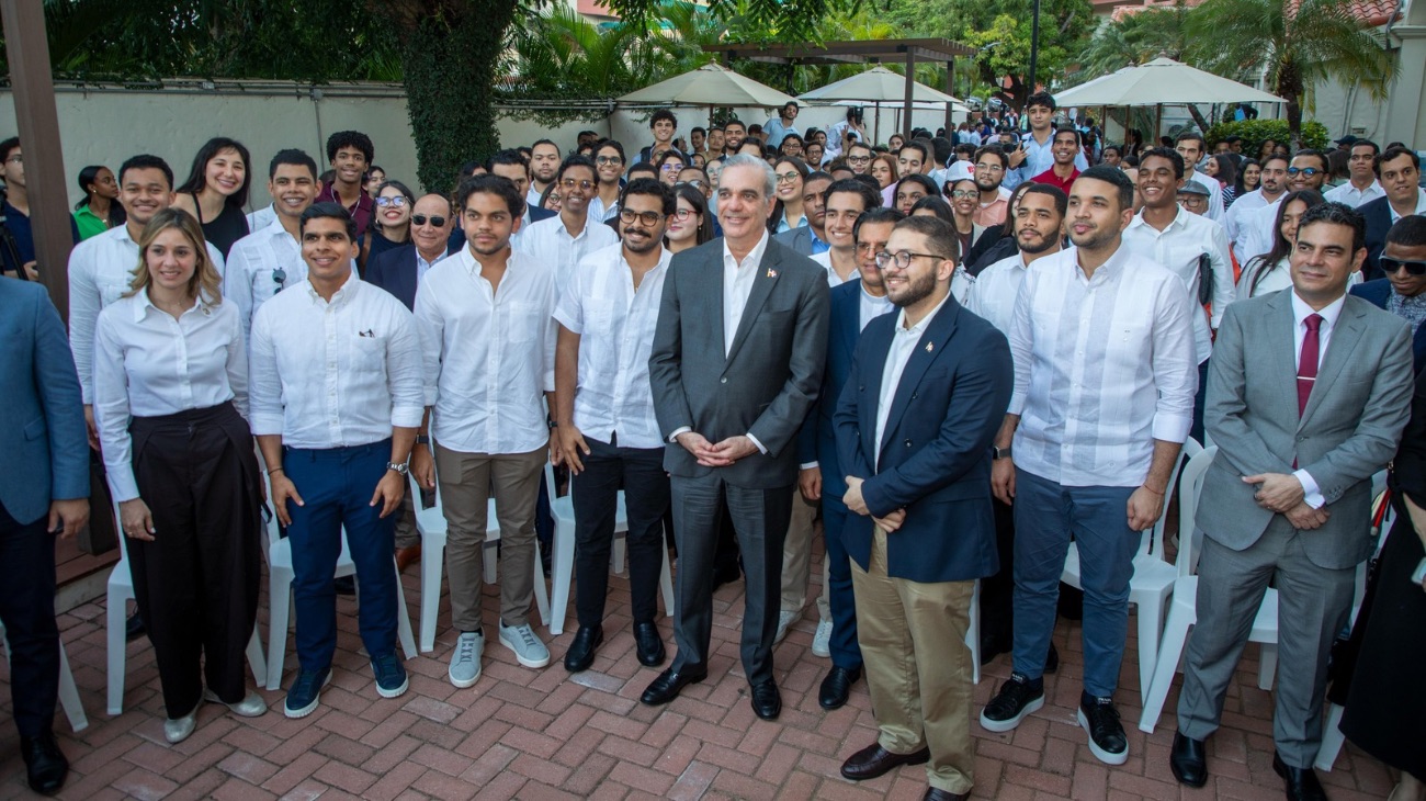 Abinader participa en conversatorio político con universitarios