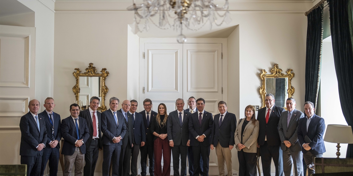 El presidente de la República chileno se reúne con dirigentes de pymes y emprendedores en el marco del proyecto de Ley de Reconstrucción Nacional