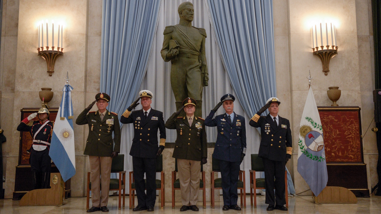 Argentina: Teniente General Carlos Alberto Presti, ministro de Defensa, entregó insignias de grado a oficiales superiores de las Fuerzas Armadas