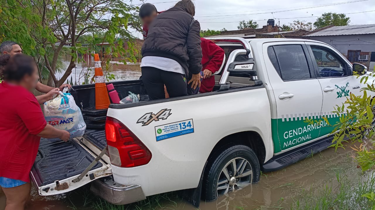 Chaco, Formosa y Santiago del Estero: Gendarmería Nacional asistió y evacuó a familias afectadas por las intensas lluvias