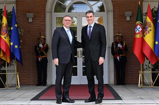 Pedro Sánchez destaca la buena relación entre España y Portugal tras su primer encuentro con el presidente de la República portugués