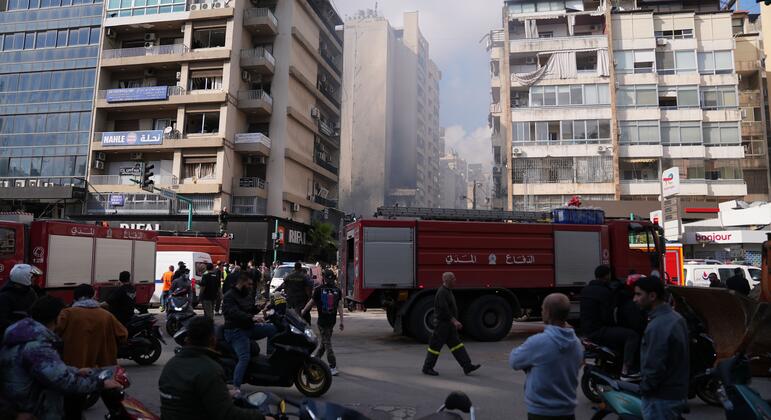 Víctimas quedan bajo escombros en Líbano mientras Israel advierte posibles ataques a ambulancias y hospitales