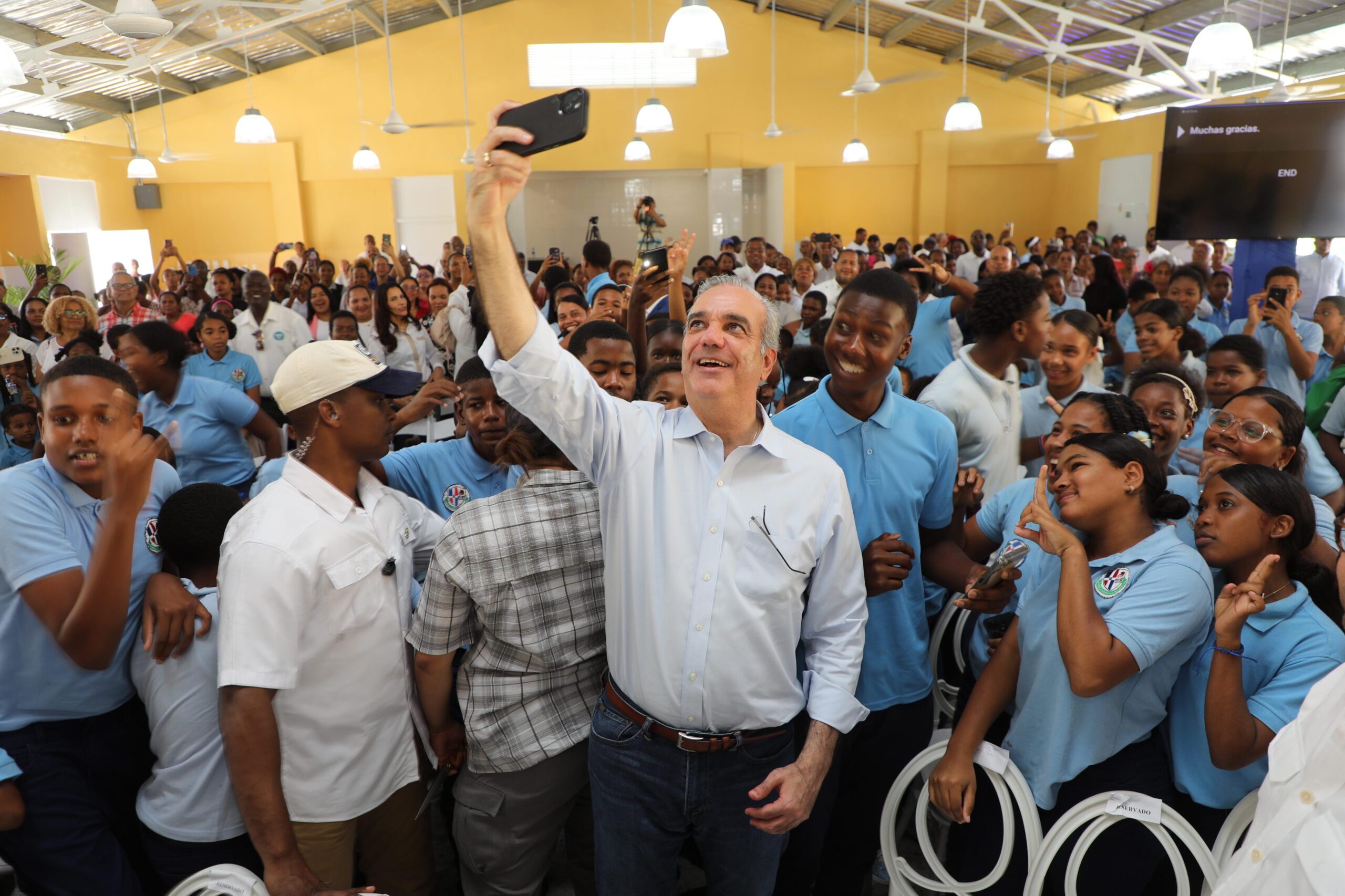 El presidente de la República dominicano inaugura escuela básica en La Ureña, SDE