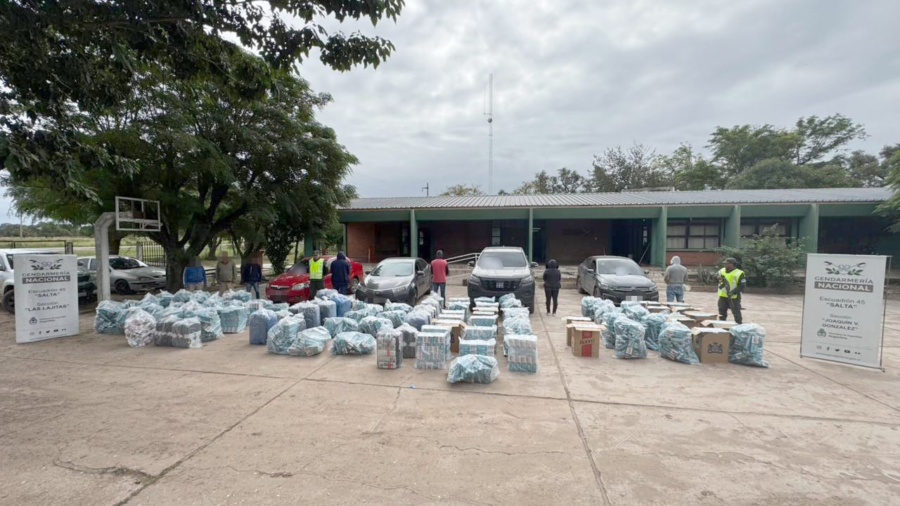Salta: caravana de vehículos transportaba 439 kilos de hojas de coca, cajas con cigarrillos extranjeros y antenas satelitales