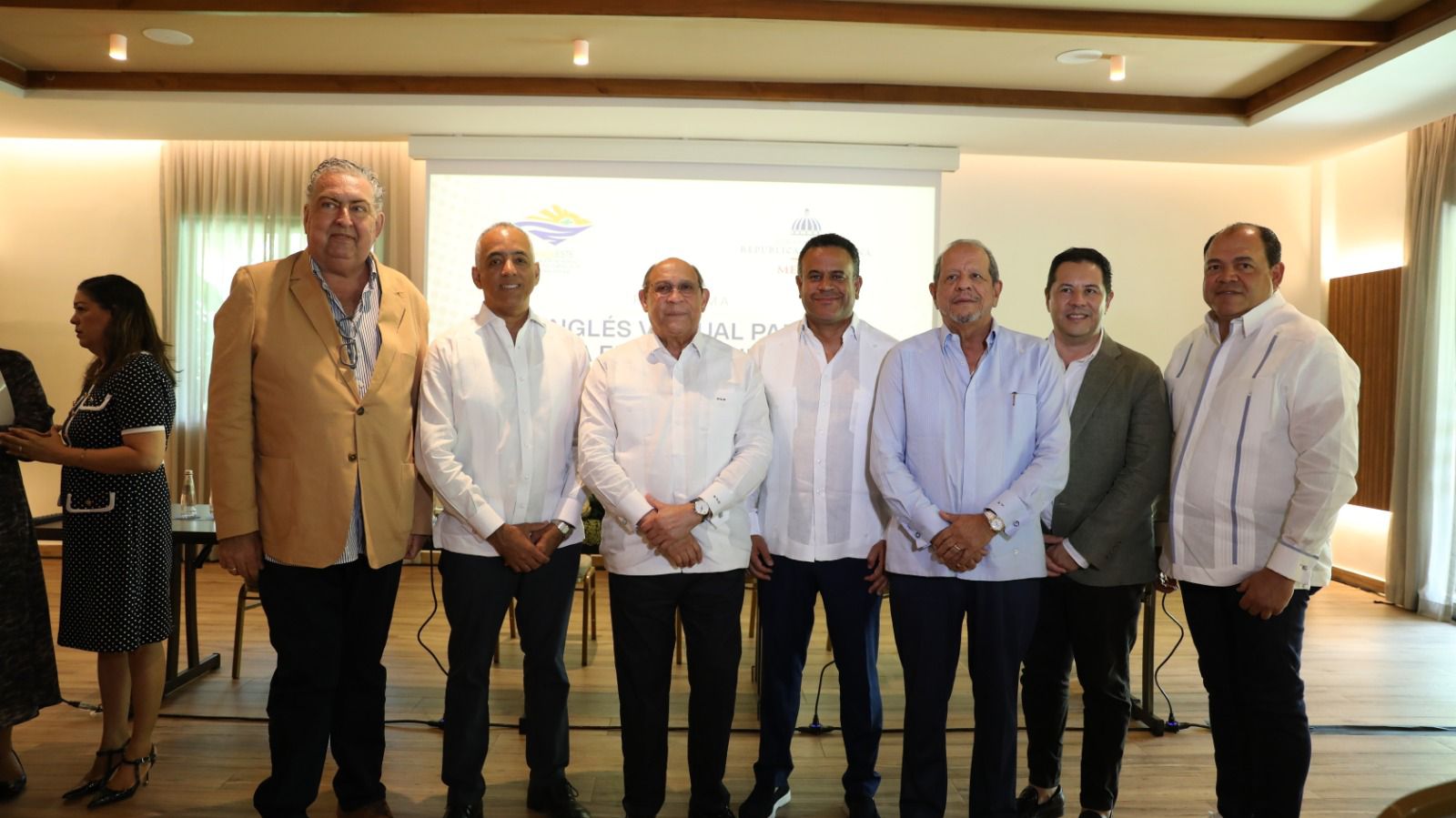 Mescyt anuncia Programa de Inglés Virtual para la Empleabilidad con 5,000 becas para el sector turístico regional