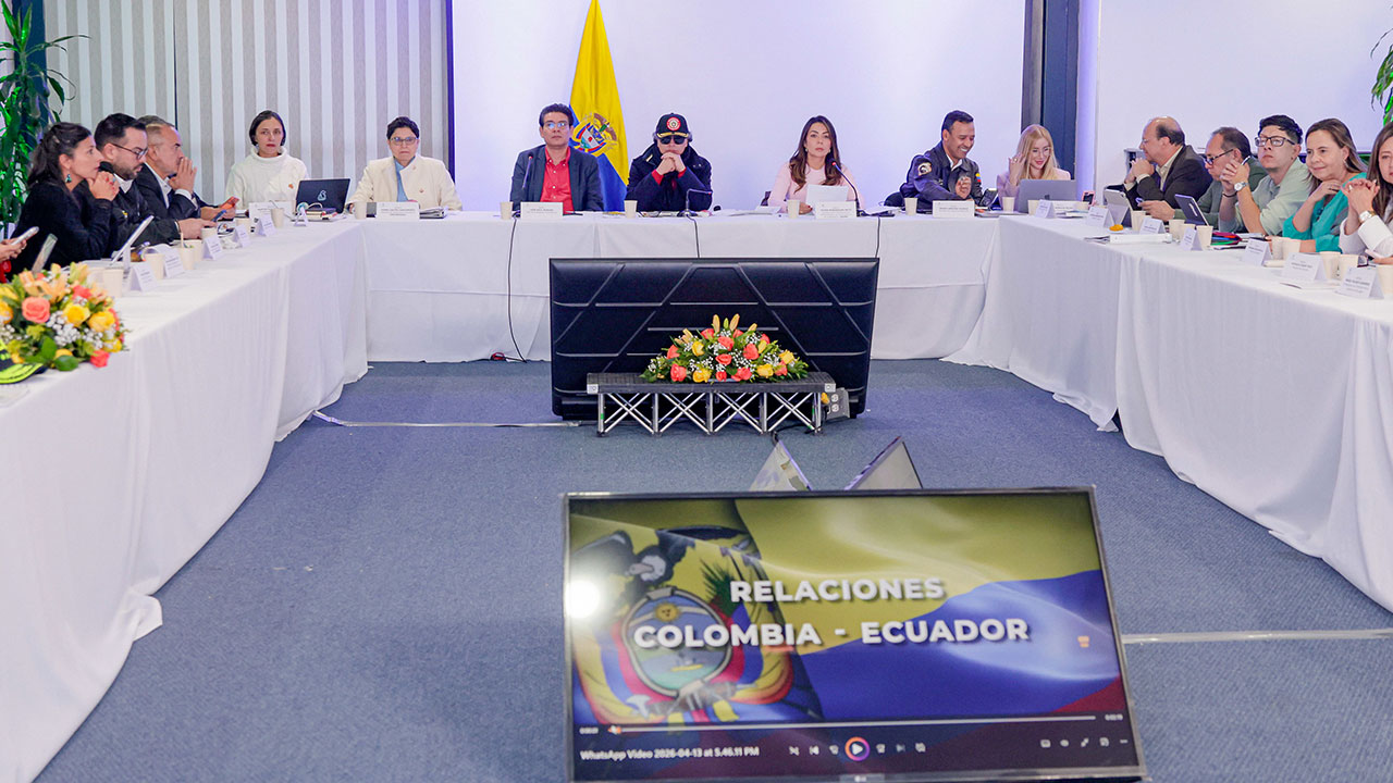 Presidente de Colombia ordena levantar bloqueos en vías para garantizar paso de alimentos