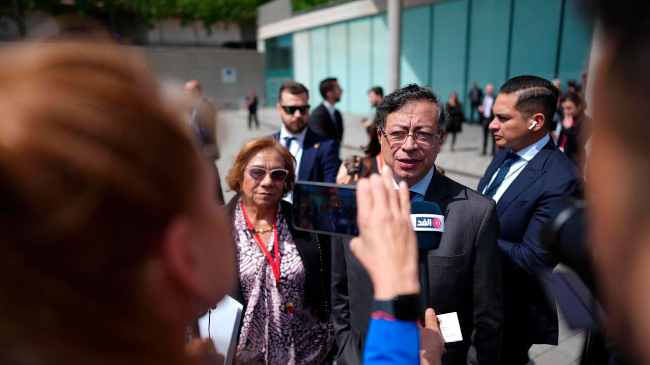 El presidente de la República colombiana cuestionó la inacción global en la Plenaria Internacional en Defensa de la Democracia