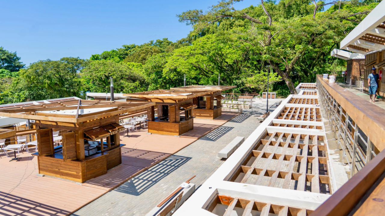 Presidente de la República dominicana entrega nueva plaza de vendedores en playa de Sosúa