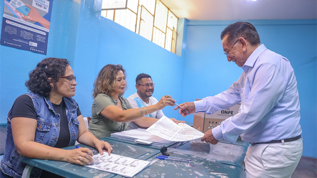 El presidente de la República peruana emitió su voto y llamó a los peruanos a confiar en el proceso electoral