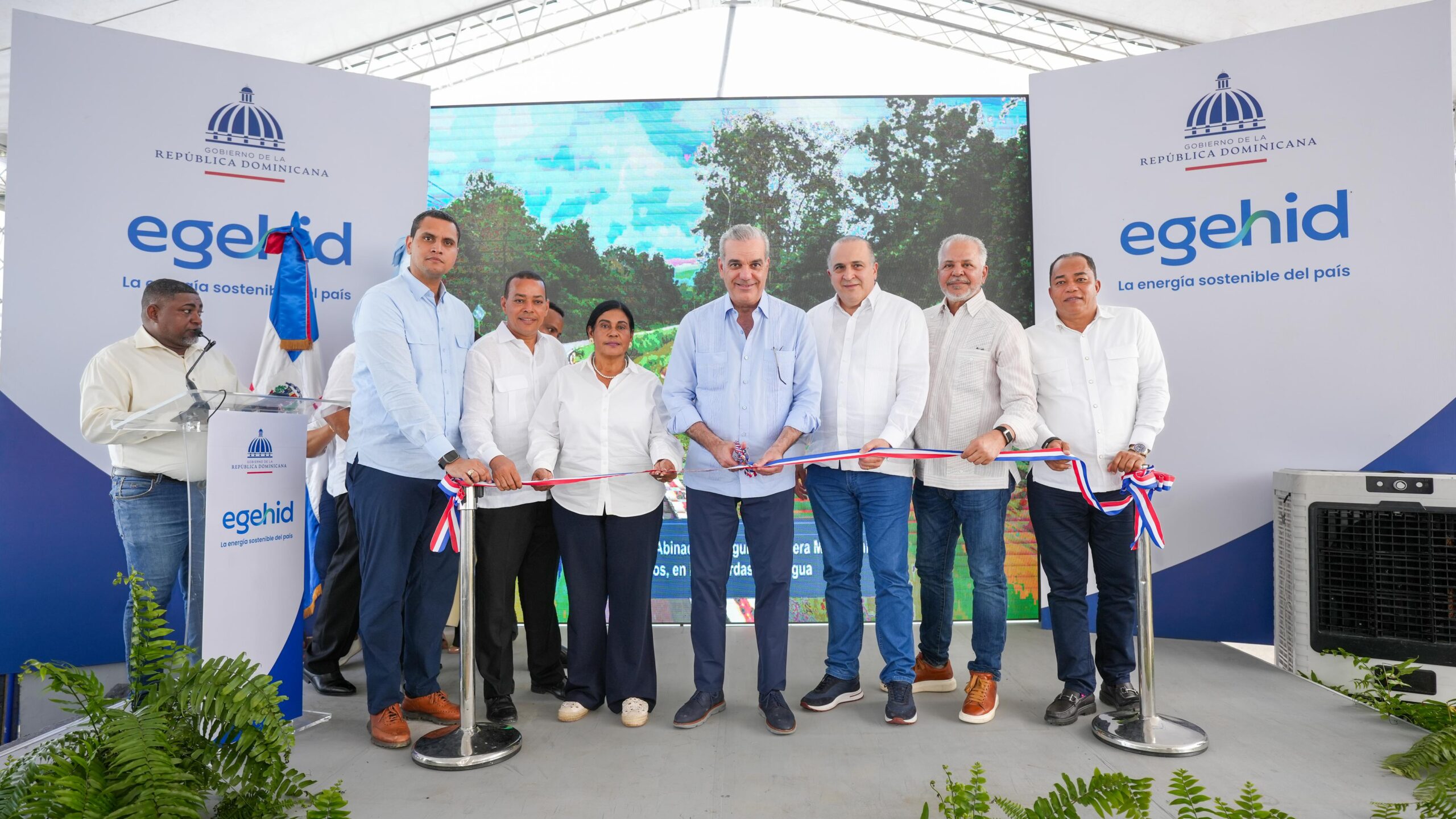 El presidente de la República Dominicana inaugura la carretera Mata Bonita-Los Memisos, de 13,8 kilómetros, en Las Gordas, Nagua, tras más de 50 años de reclamos.