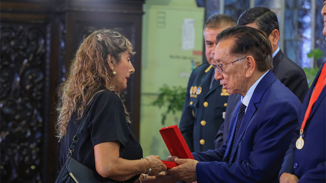 Presidente de Perú condecoró a héroes de la PNP por su defensa al Estado de derecho, la paz y la seguridad ciudadana