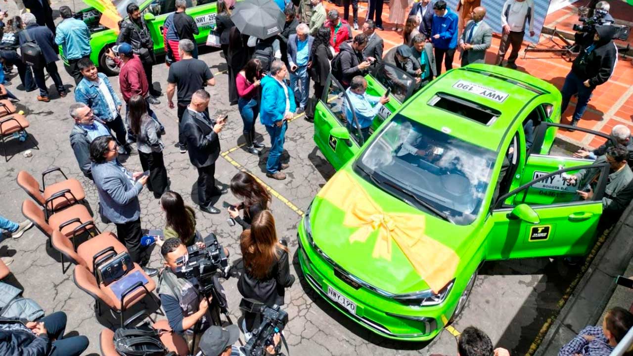 Colombia inicia revolución en movilidad limpia con taxis eléctricos