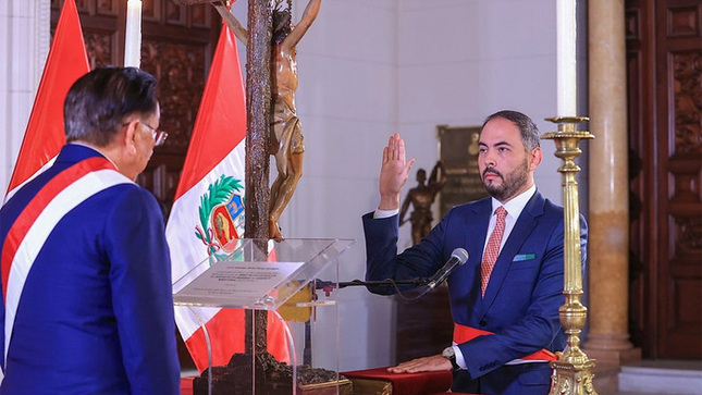 Presidente de Perú tomó juramento al nuevo ministro de Defensa