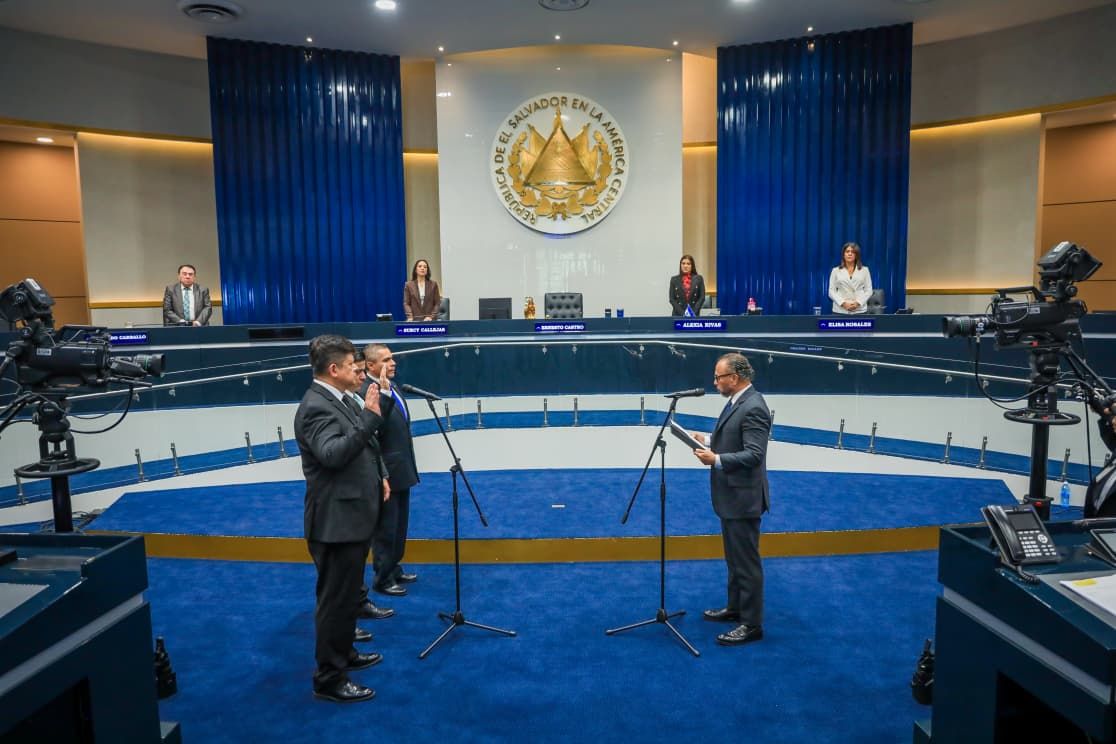 Asamblea Legislativa de El Salvador juramenta a magistrados suplentes de la CSJ