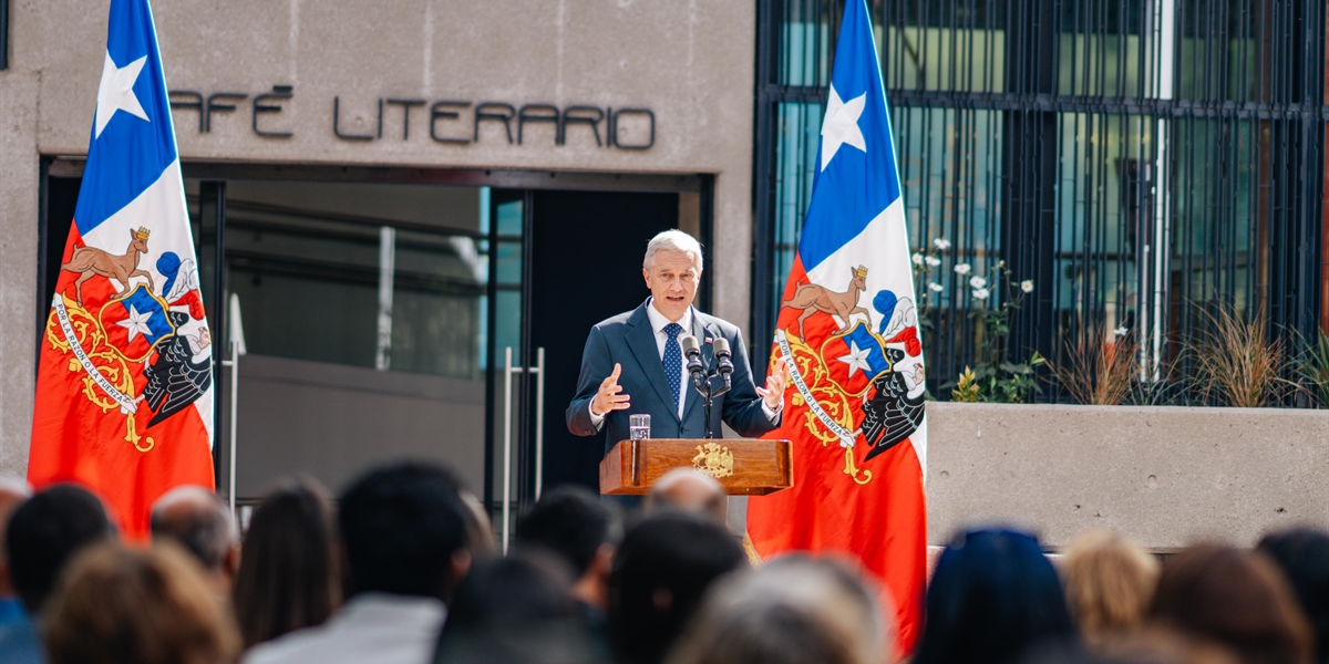 Presidente de Chile reinaugura el Café Literario Balmaceda vandalizado: 