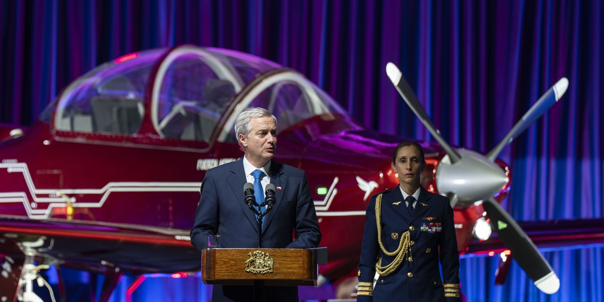Presidente José Antonio Kast presenta avión T-40 NEWEN de ENAER