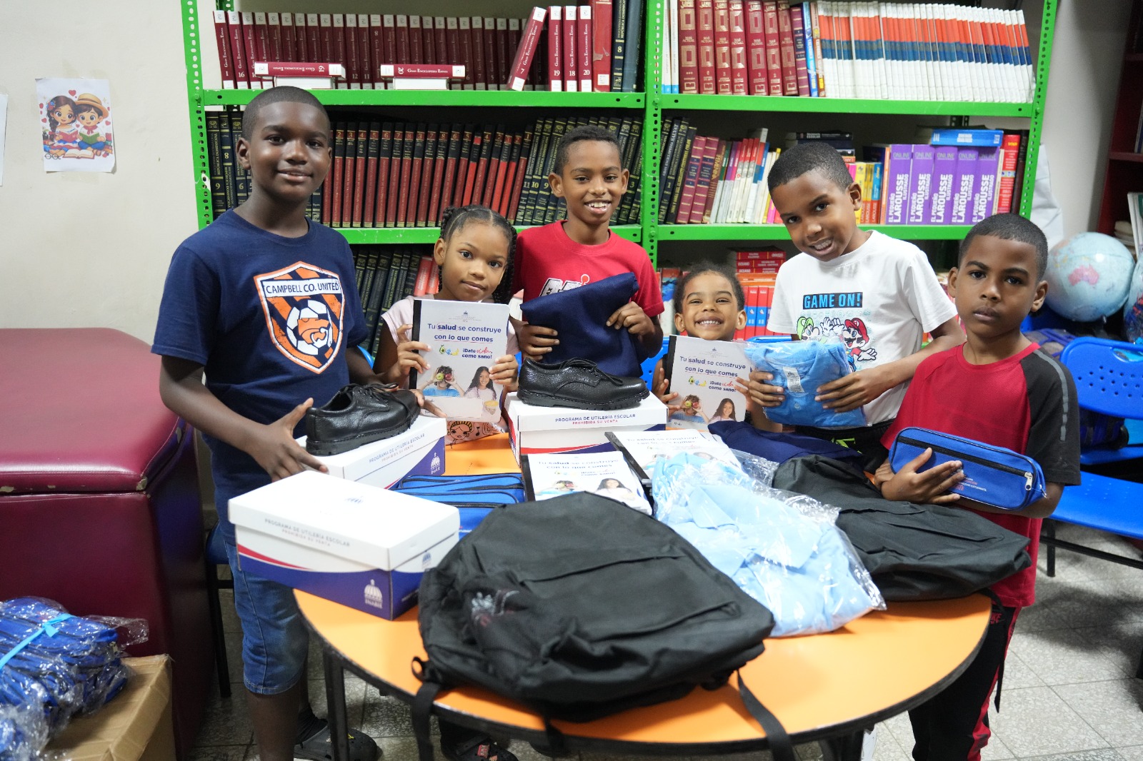 INABIE entrega útiles escolares a estudiantes dominicanos afectados por lluvias