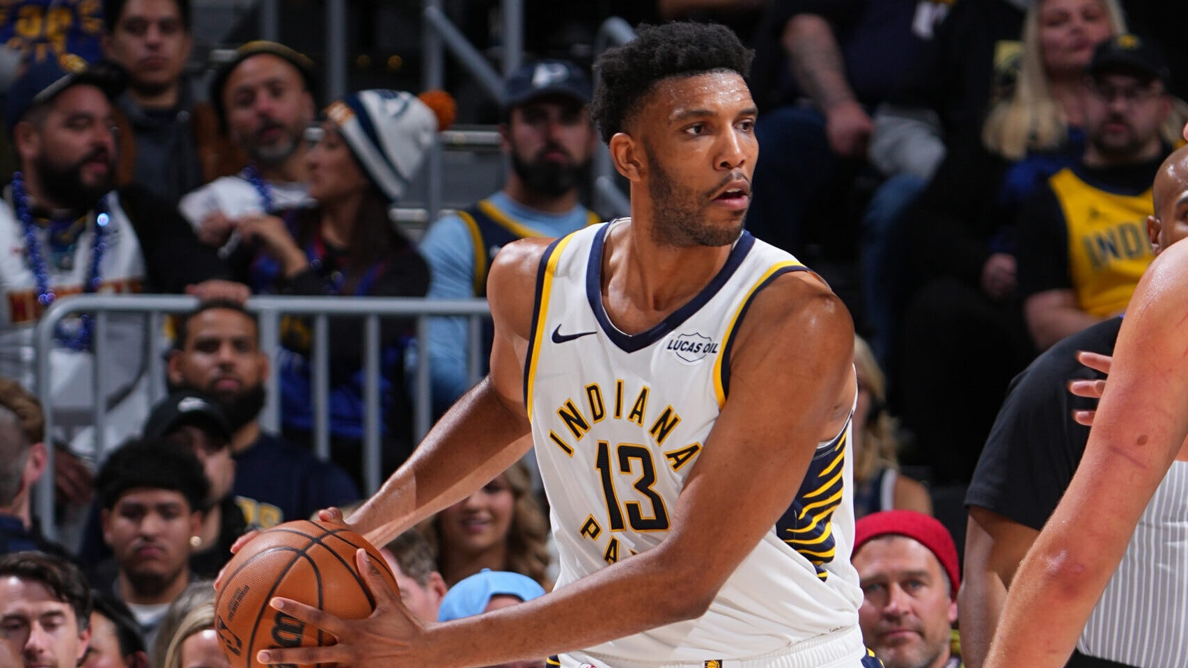 Los Hawks refuerzan la profundidad interior para la postemporada con el fichaje del ex centro de los Pacers Tony Bradley