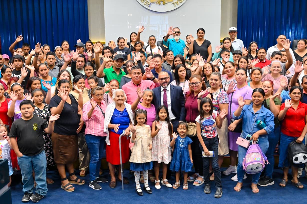 Aprueban legalización de terrenos para comunidad 2 de Noviembre, El Salvador, tras 25 años de espera