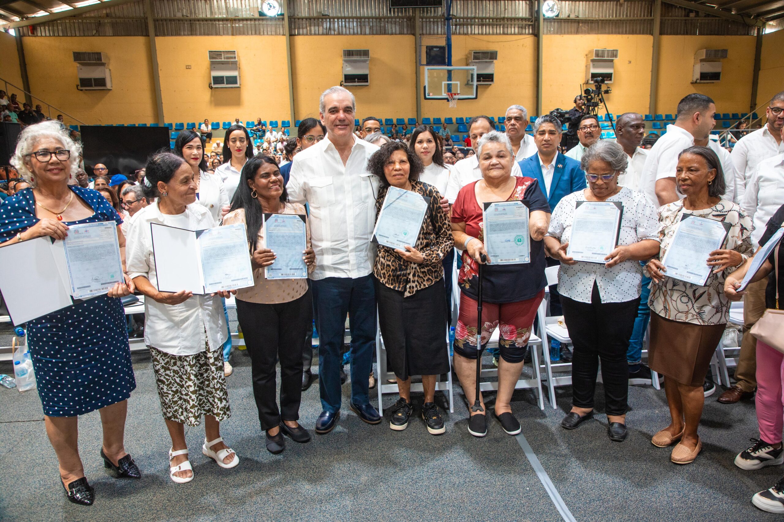 Presidente Abinader entrega en Haina, República Dominicana 1,279 títulos de propiedad y beneficia a 6,385 personas