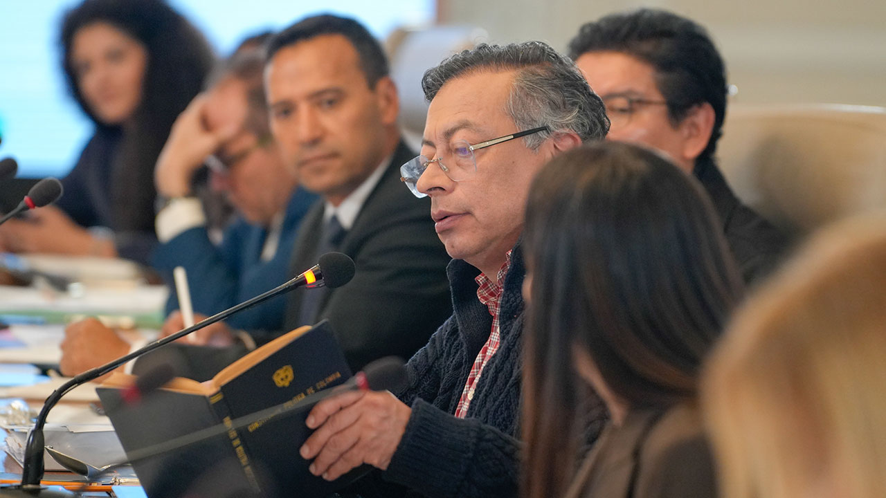 Colombia: Petro afirma que propietarios de EPS y fondos privados de pensiones vulneran la Constitución, la competencia del presidente y el mandato del pueblo