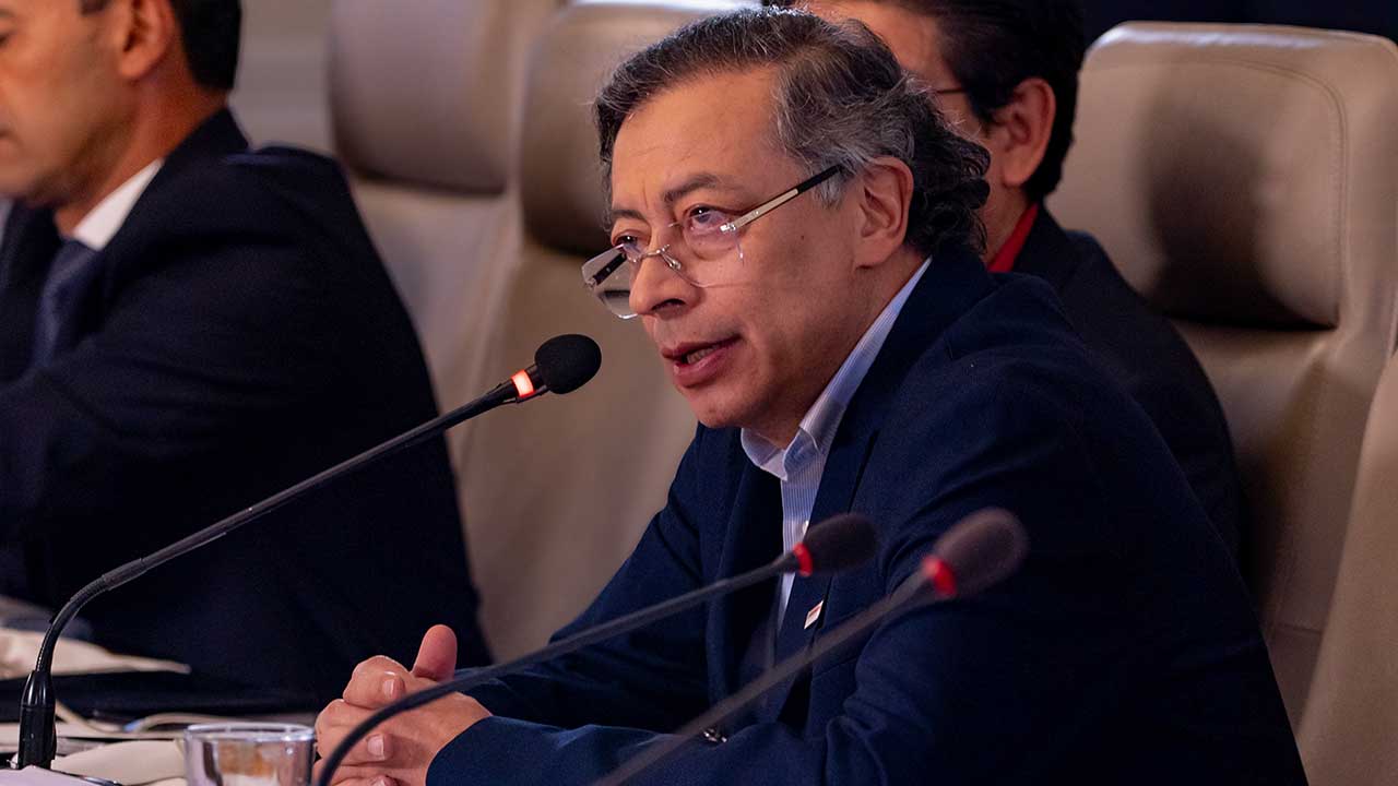 Presidente Petro defiende proceso de paz urbana en Medellín, Colombia, y advierte sobre riesgos de sabotaje