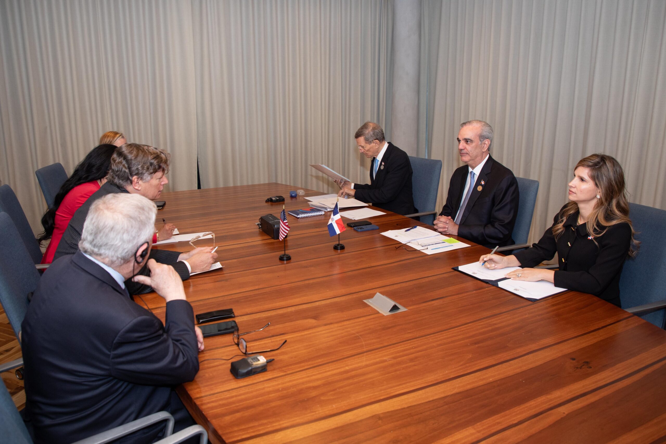 El presidente de la República dominicano sostuvo reuniones con Isaac Herzog y Christopher Landau durante la toma de posesión de Laura Fernández en Costa Rica