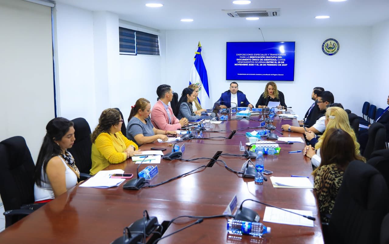 Presidente de El Salvador respalda iniciativa para renovación gratuita del DUI antes de las elecciones de 2027
