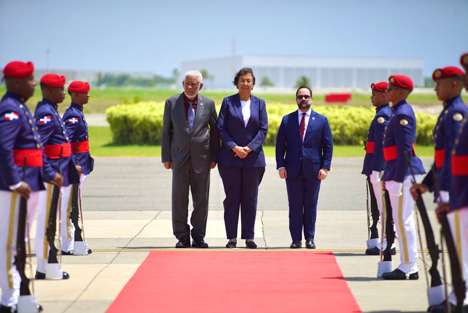 Presidenta de Surinam arribó a la República Dominicana