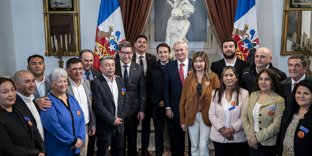 José Antonio Kast encabeza firma de decreto que instituye el Día del Trabajador del Salmón