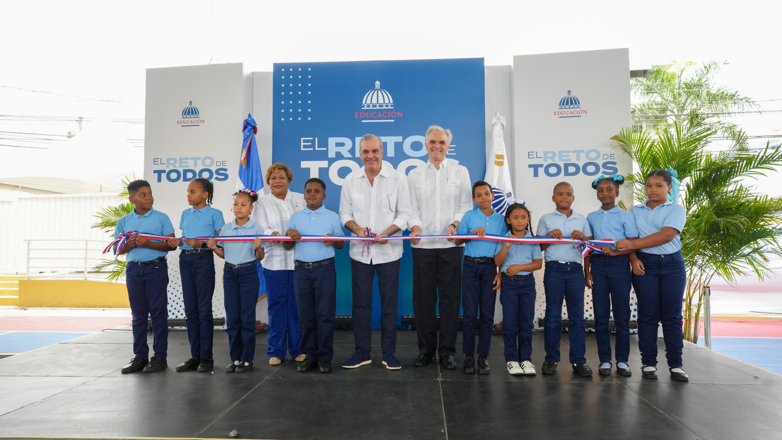 El presidente de la República dominicana inaugura techado deportivo escolar multiusos del Centro Educativo Elvira de Mendoza, en Boca Chica