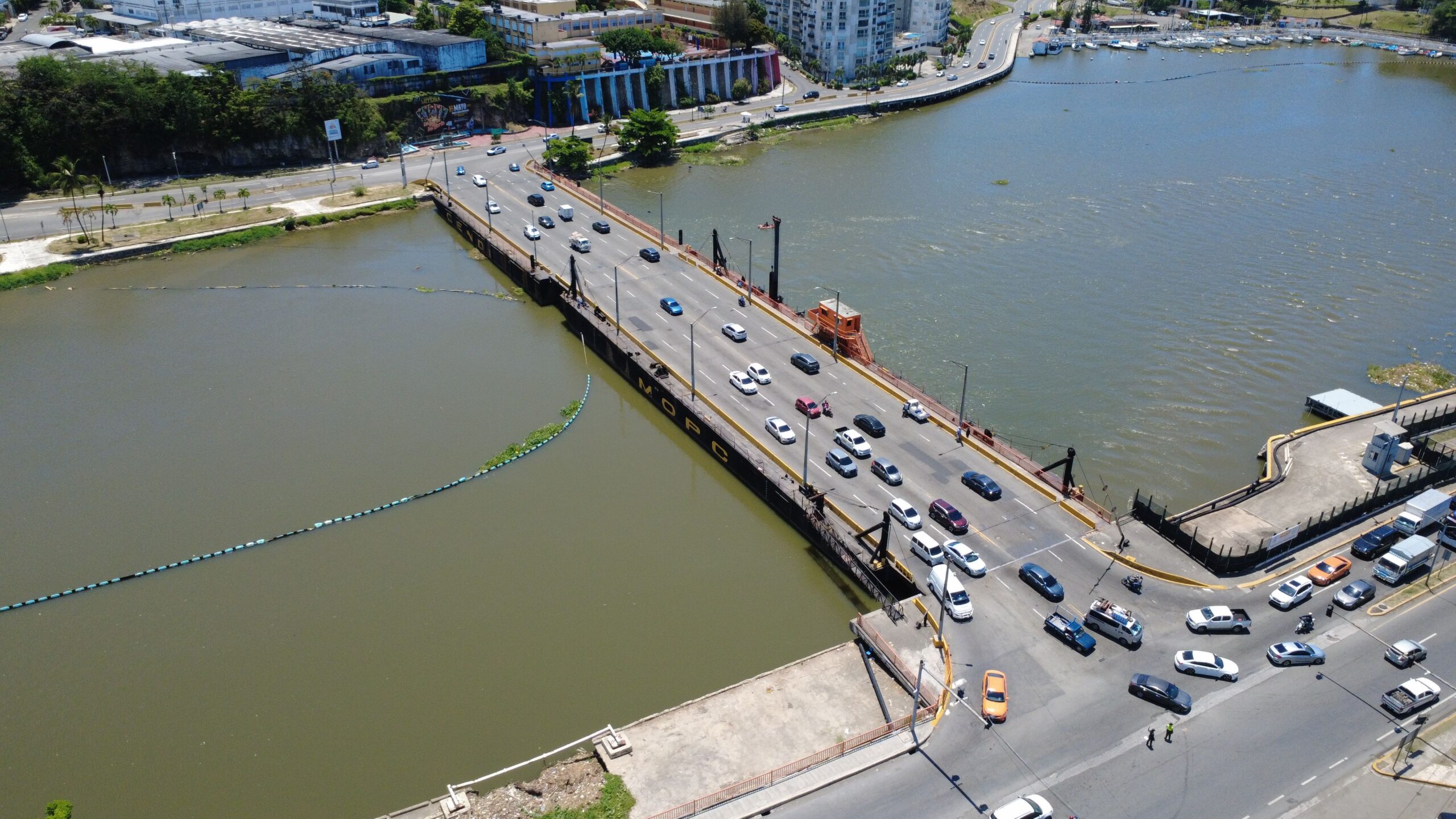 El puente flotante será cerrado durante 2 horas para permitir el paso de una embarcación